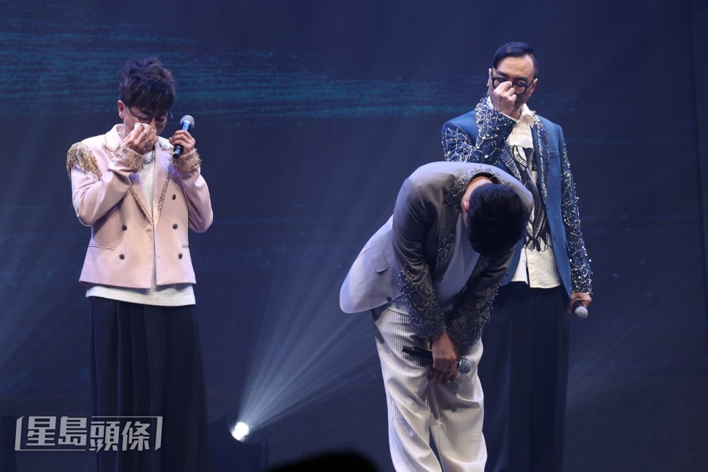 邹凯光也忍不住流下男儿泪要用手抹了几次泪水。