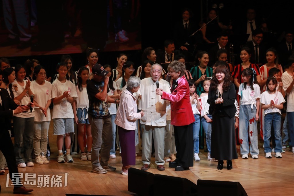 Louie笑問鵬哥贈一句押韻金句，鵬哥說：「今晚蝦仔變蝦佬，唱歌認真好！」