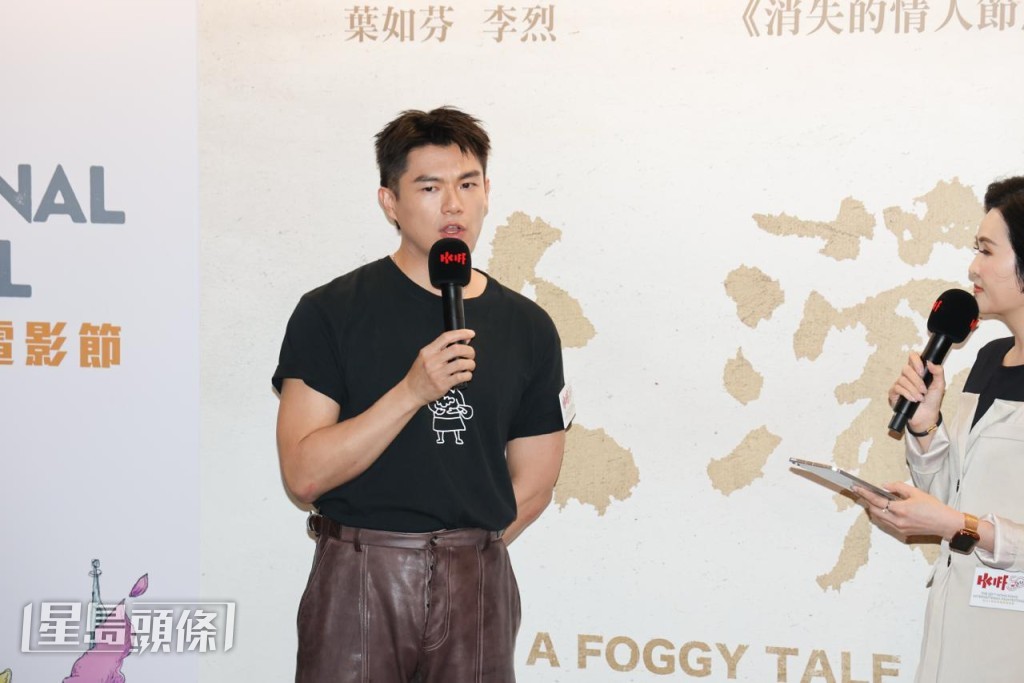 提到戏中外省车伕造型，柯炜林透露专登晒灯令皮肤变黑去演出。
