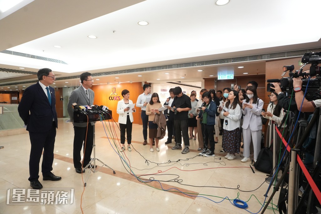 中大校董會主席查逸超(左)及副主席陳德霖(右)公布解傭吳樹培決定。劉駿軒攝