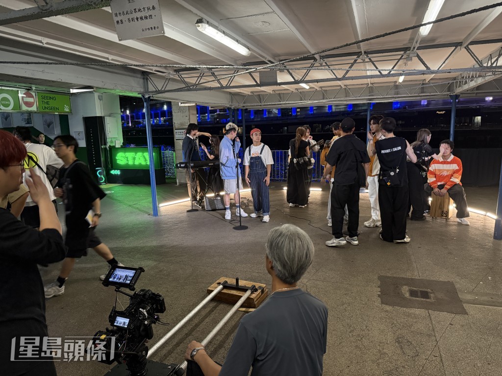 由於天氣熱，一cut機就要補妝。