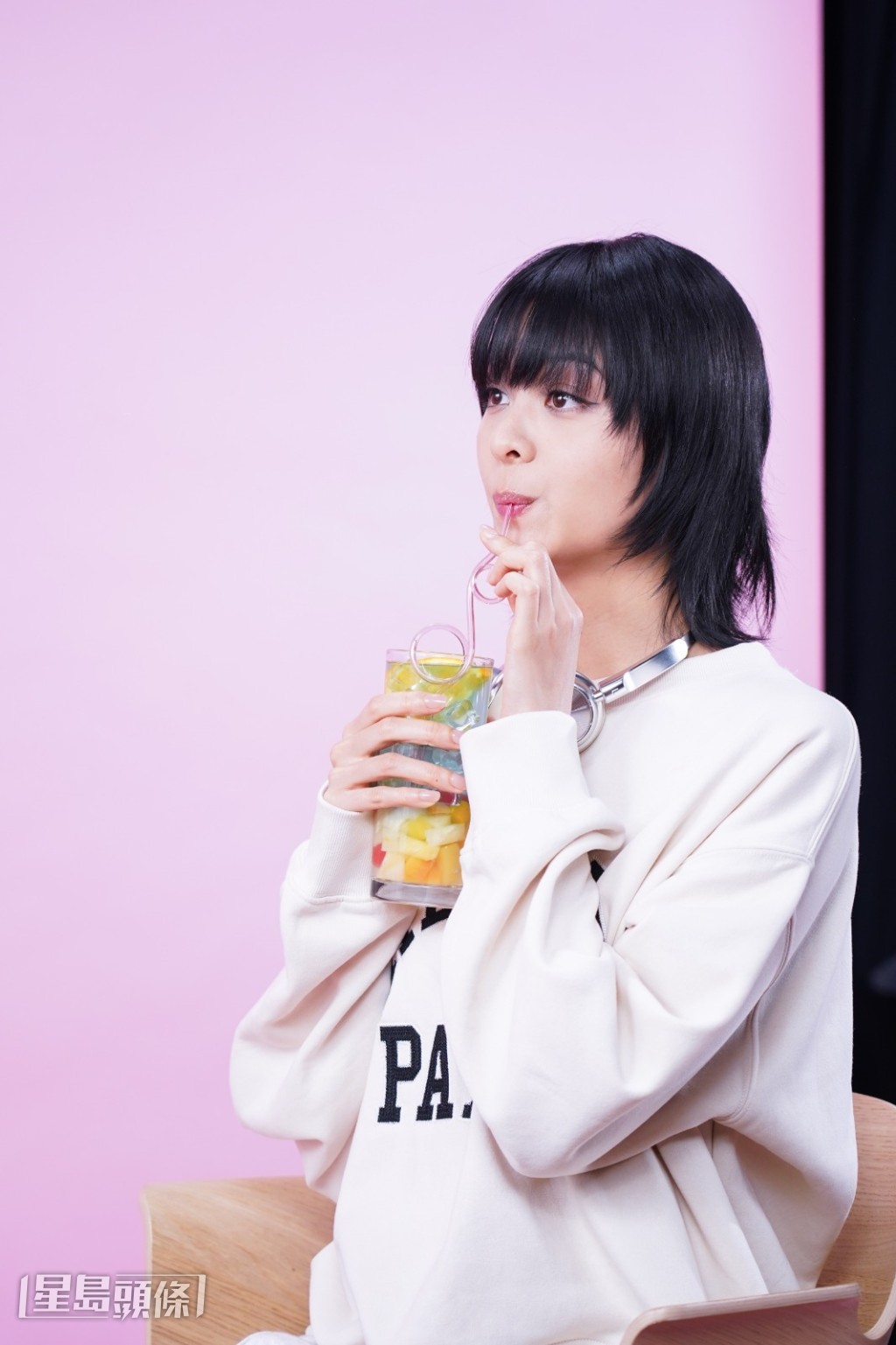 事關至今推出4首作品名稱都與「顏色」相關。 事關至今推出4首作品名稱都與「顏色」相關。