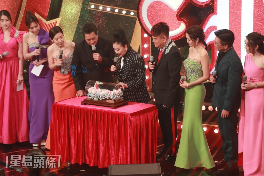 「紅花綻放荃如意」底價$68,000! 「紅花綻放荃如意」底價$68,000!