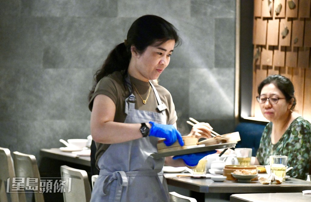 九月起將要求有意就初級廚師及侍應職位輸入外勞僱主，須在勞工處就業中心進行實地招聘。