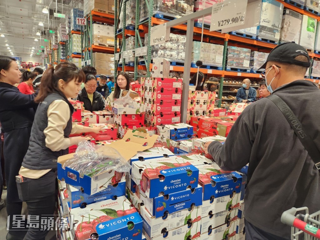 士多啤梨售罄，市民轉而搶購¥159或¥279一箱的車厘子。楊詠萱攝