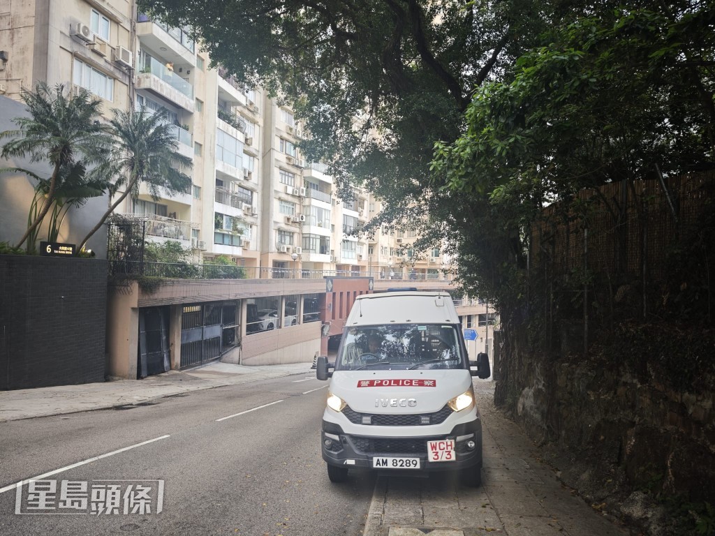 今日（28日）清晨6時12分，警方接獲報案，指大坑道113號瑞士花園有人懷疑從高處墮下，倒臥在屋苑平台位置。黎志偉攝