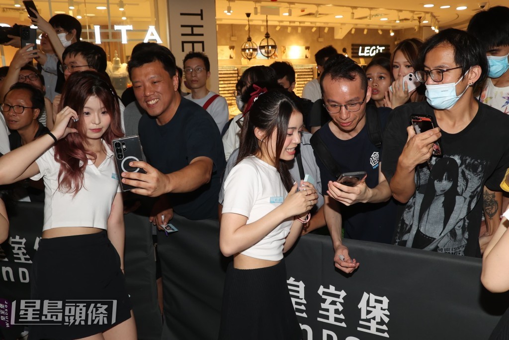 現場有不少粉絲搵Idol Girls合照。 現場有不少粉絲搵Idol Girls合照。