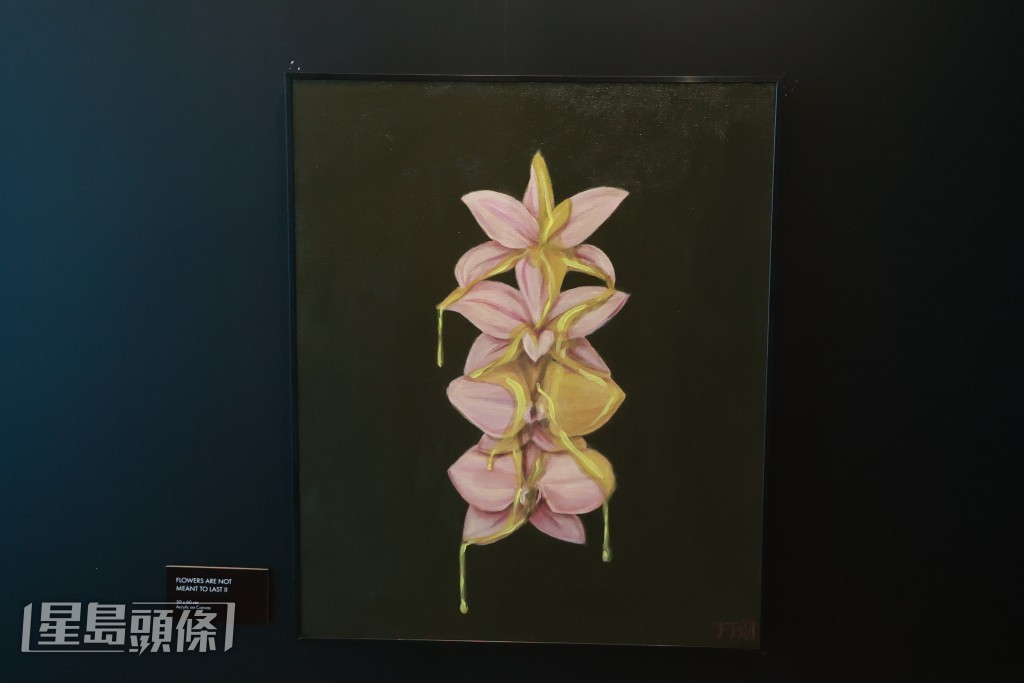 《Flowers Are Not Meant to Last》系列中，花瓣上满是蜜糖，象征想将 美好凝固、保存。