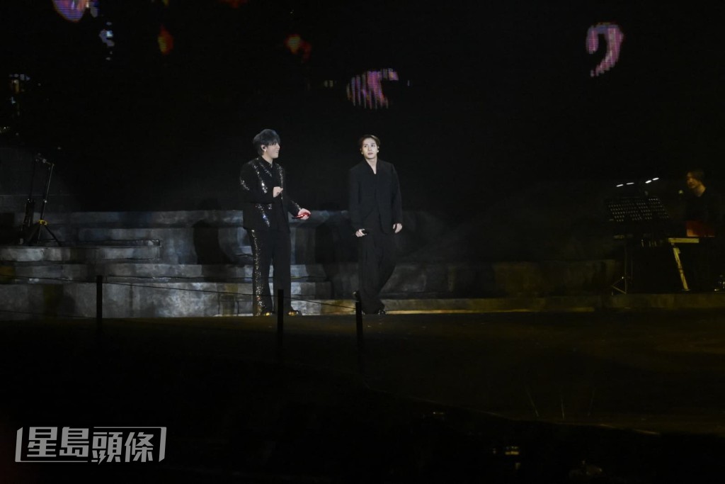 兩人合唱《Made Me a Man》。