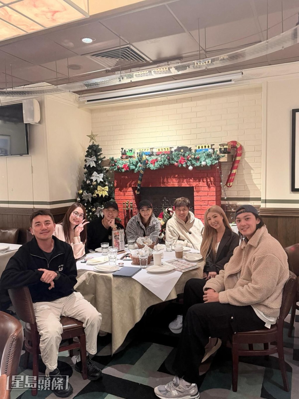 由本地影視藝人及幕後工作者共同發起的「中國香港藝人網球聯盟」(英文名:Hong Kong Artiste Tennis Team,簡稱A Team)今日正式宣佈成立。 由本地影視藝人及幕後工作者共同發起的「中國香港藝人網球聯盟」(英文名:Hong Kong Artiste Tennis Team,簡稱A Team)今日正式宣佈成立。