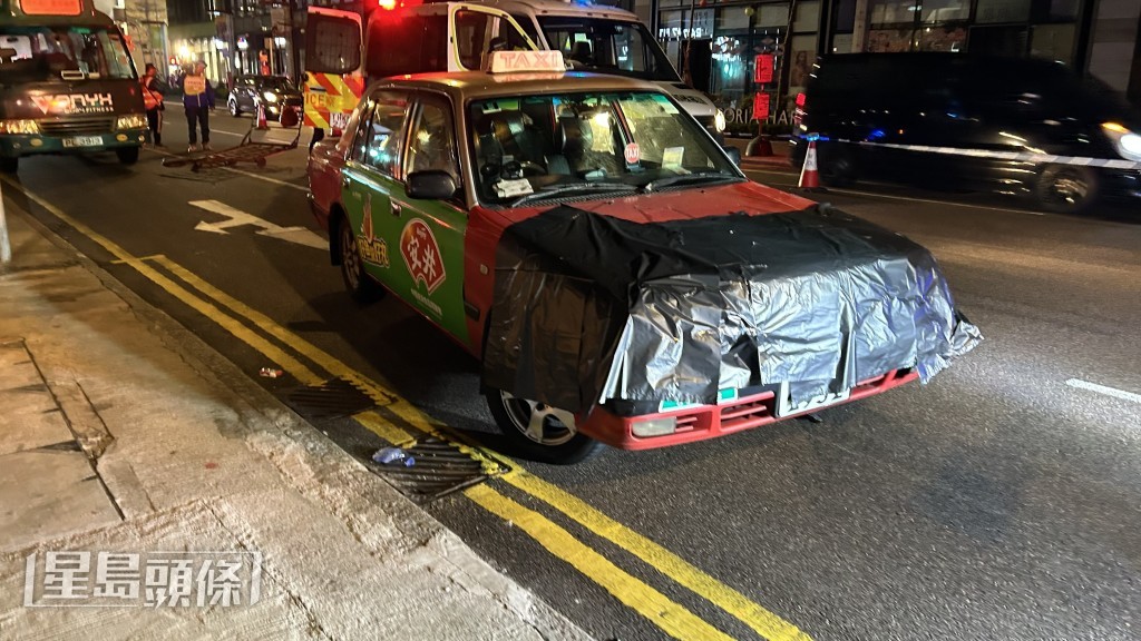 的士撞倒推着手推車的老婦。蔡楚輝攝 的士撞倒推着手推車的老婦。蔡楚輝攝