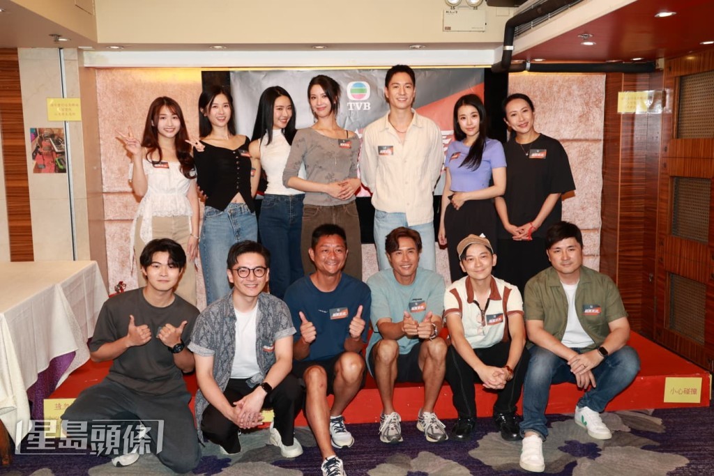 李泳豪、陳曉華、戴祖儀、吳偉豪、倪嘉雯等人出席劇集《驅魔速遞》煞科宴。 李泳豪、陳曉華、戴祖儀、吳偉豪、倪嘉雯等人出席劇集《驅魔速遞》煞科宴。