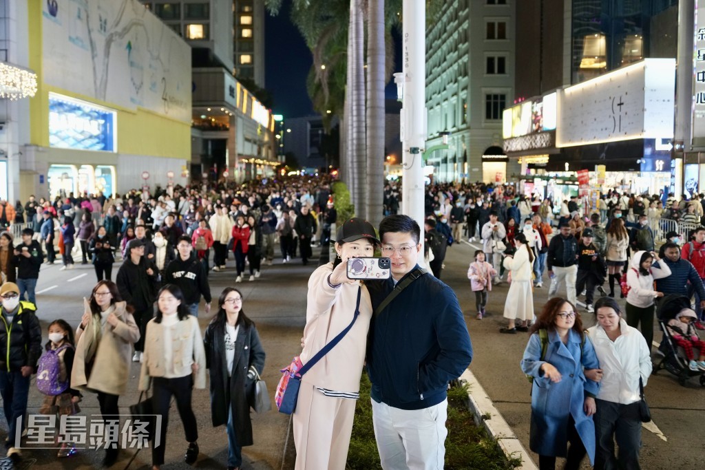 市民与人潮合照。