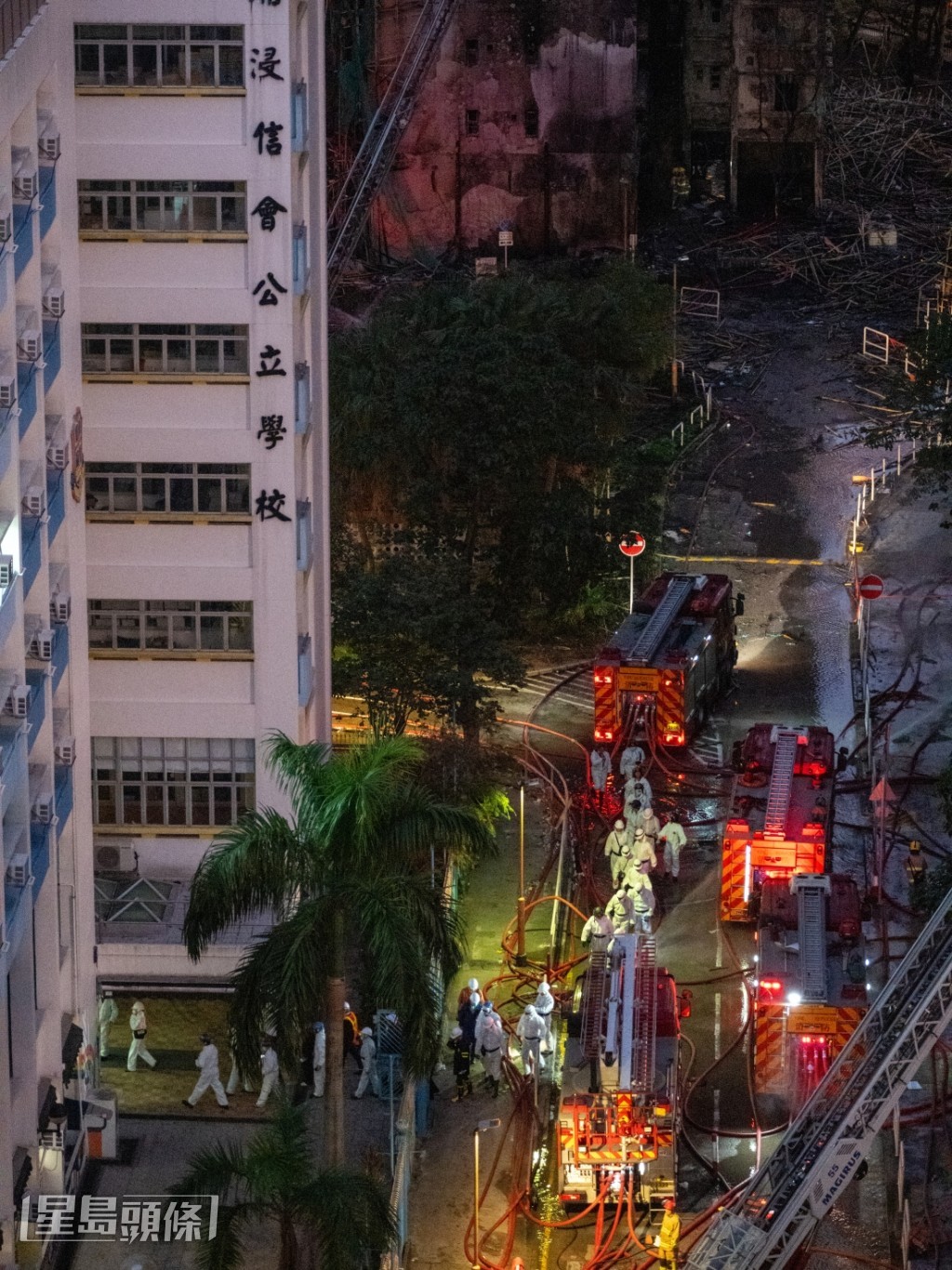 災難遇害者辨認組進入大埔宏福苑火災現場。蘇正謙攝 災難遇害者辨認組進入大埔宏福苑火災現場。蘇正謙攝