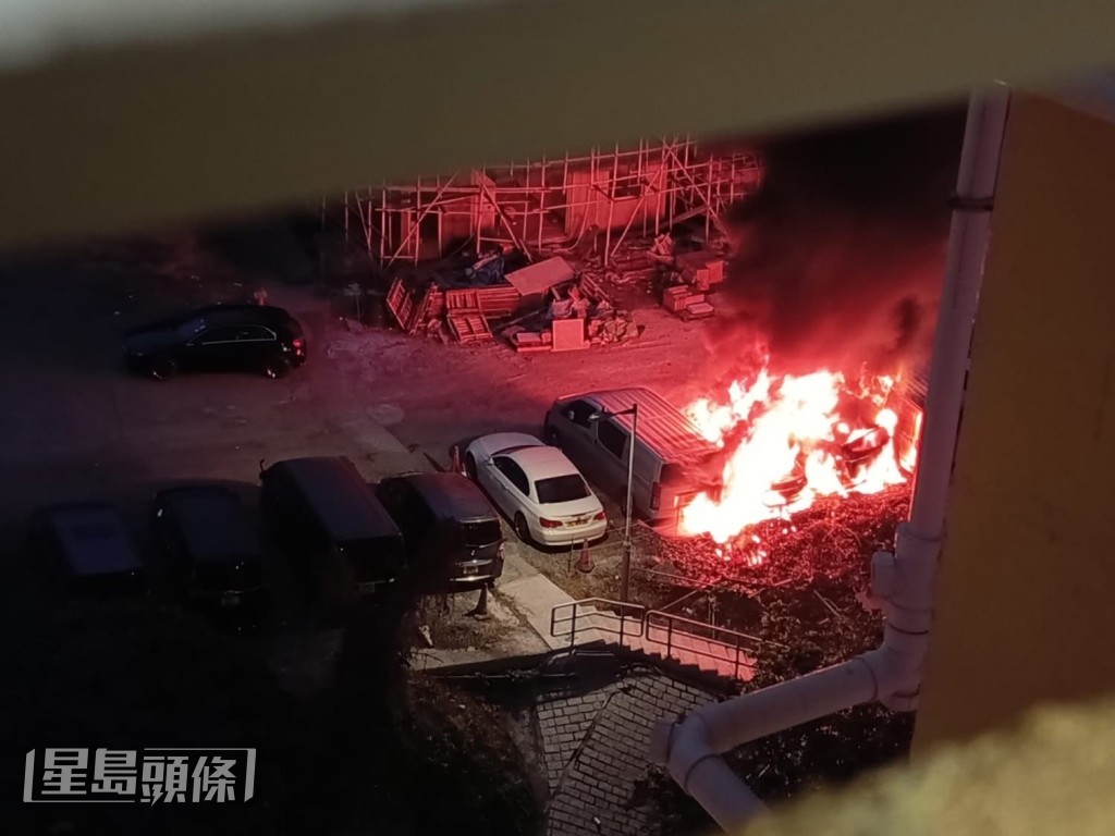 屯門塘亨路寶塘下、近和田邨一個露天停車場有多輛私家車起火，現場冒出大量濃煙，期間更一度傳出爆炸聲。