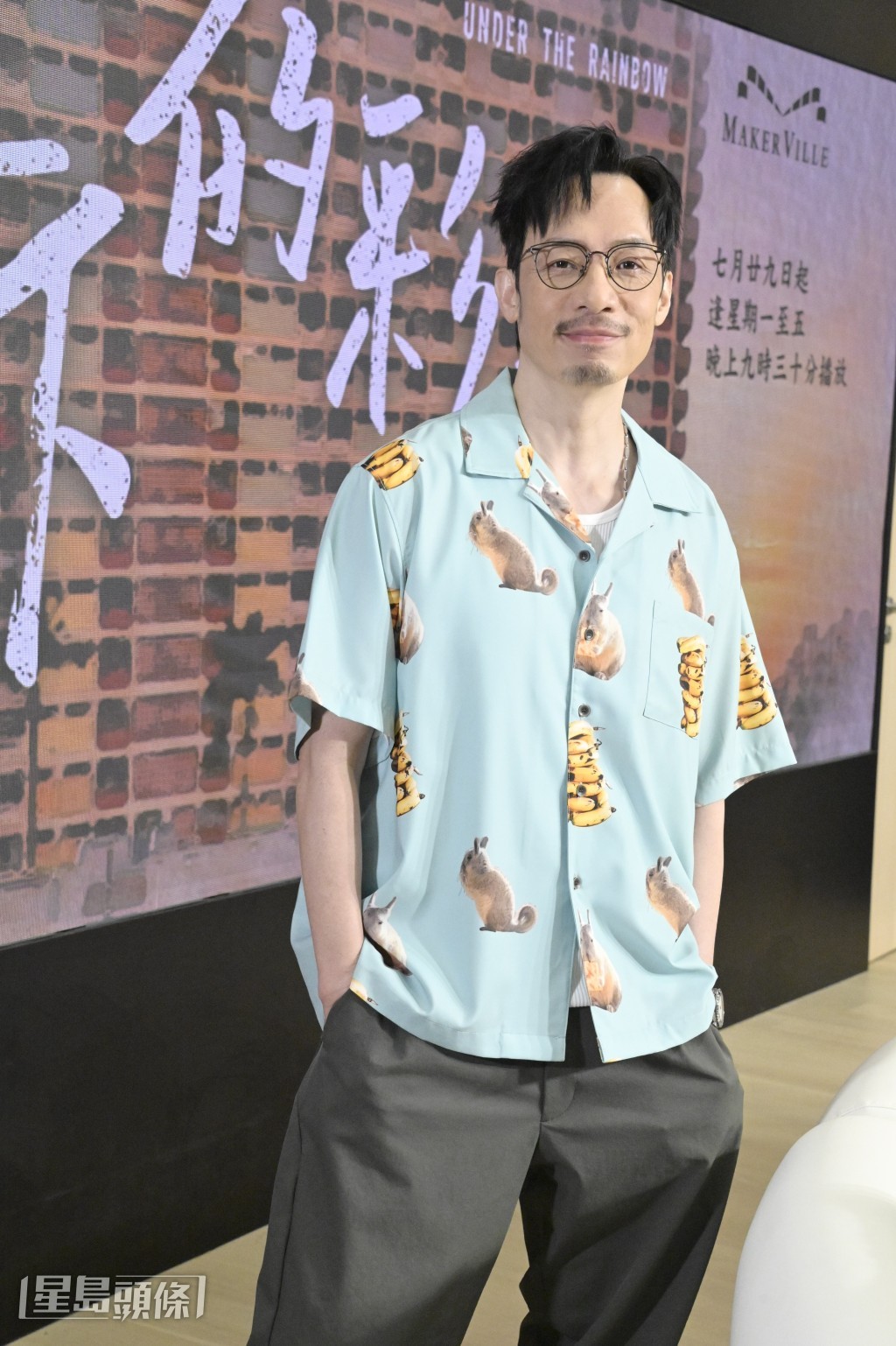 對於劇中因分戶而反目,強尼笑言是一場「彩虹風暴」較平民化。 對於劇中因分戶而反目,強尼笑言是一場「彩虹風暴」較平民化。