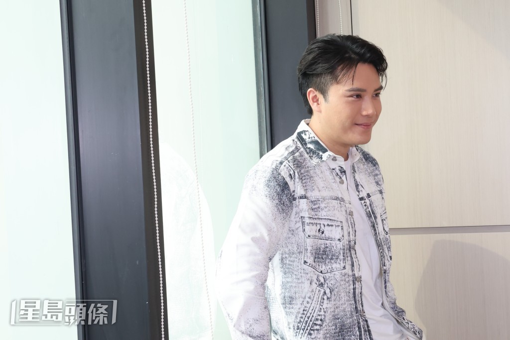 他更預計自己會以誇張服飾盡量出席所有頒獎禮，加深大家對他歌手的印象。