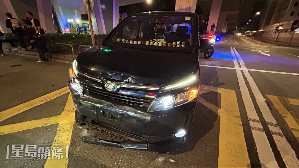 懷疑睇錯燈號的黑色七人車。蔡楚輝攝 懷疑睇錯燈號的黑色七人車。蔡楚輝攝