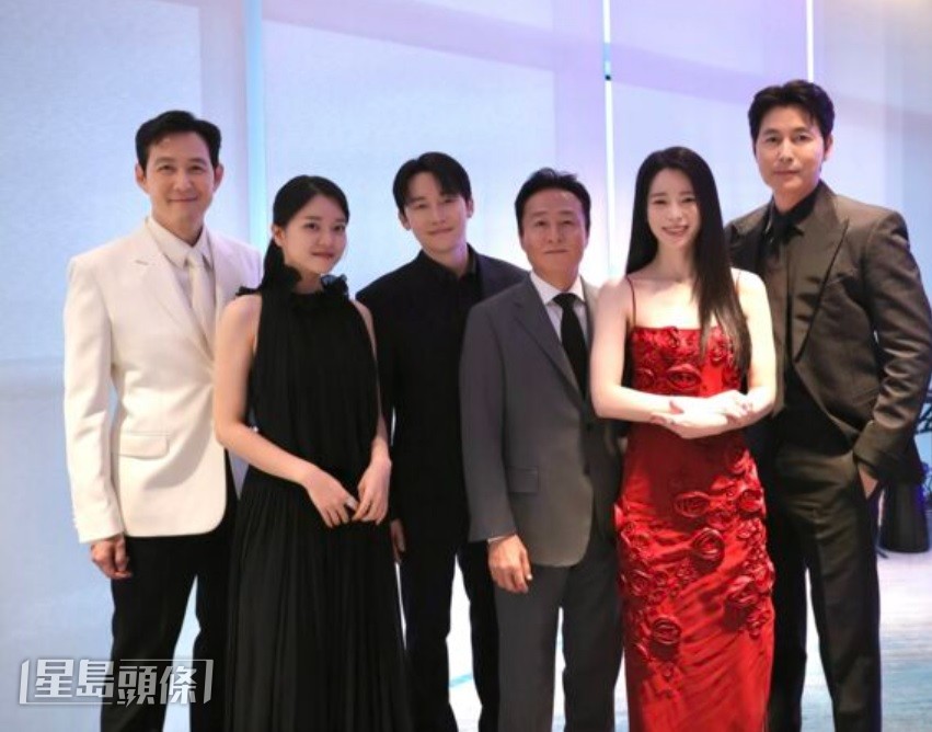 李政宰（左一）和鄭雨盛（右一）率旗下藝人（左二起）高我星、金准韓、裴晟佑、林智妍出席頒獎典禮。