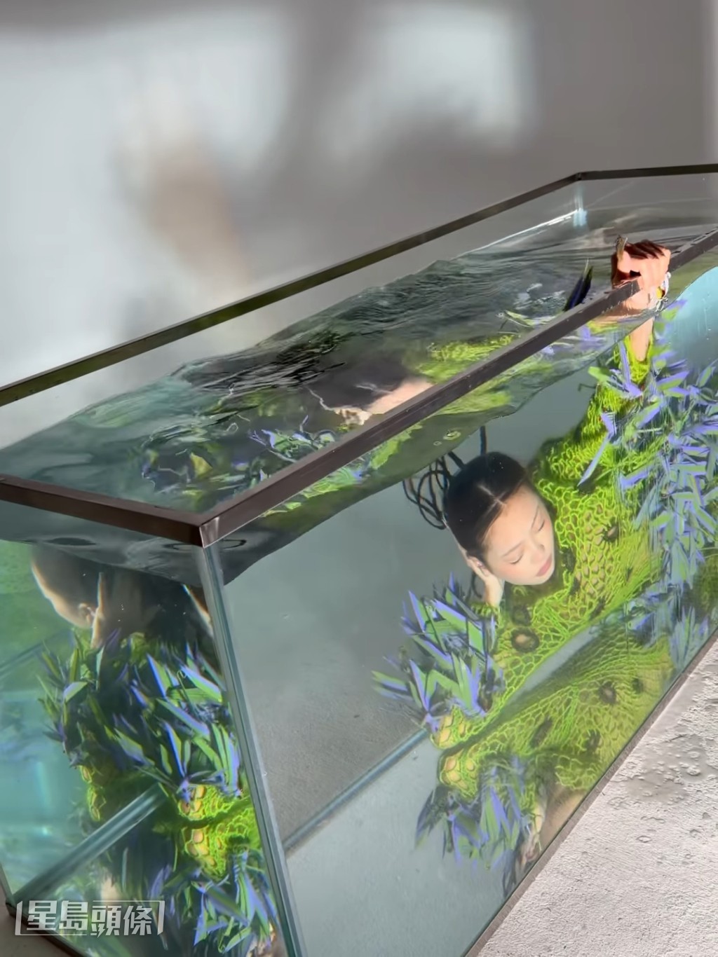 JACE为演唱会湿身闭气影宣传照。