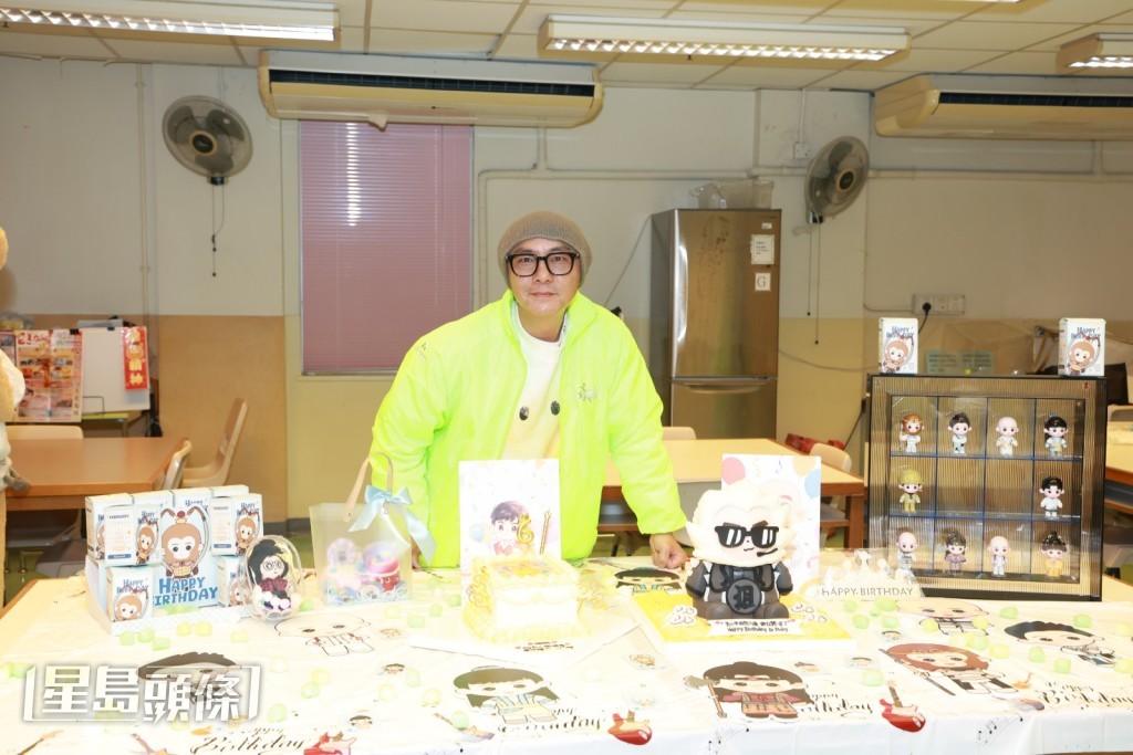 張衛健切蛋糕時，將蛋糕上的數字蠟燭調轉擺放，表示自己將會是15歲最後一日，相當搞笑。