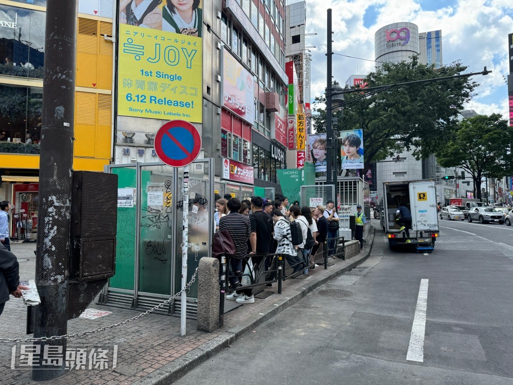 不少遊客和日本市民都守規矩在指定吸煙區吸煙。陳俊豪攝