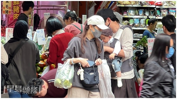 兩公婆齊齊戴上cap帽及口罩，全身包到冚。