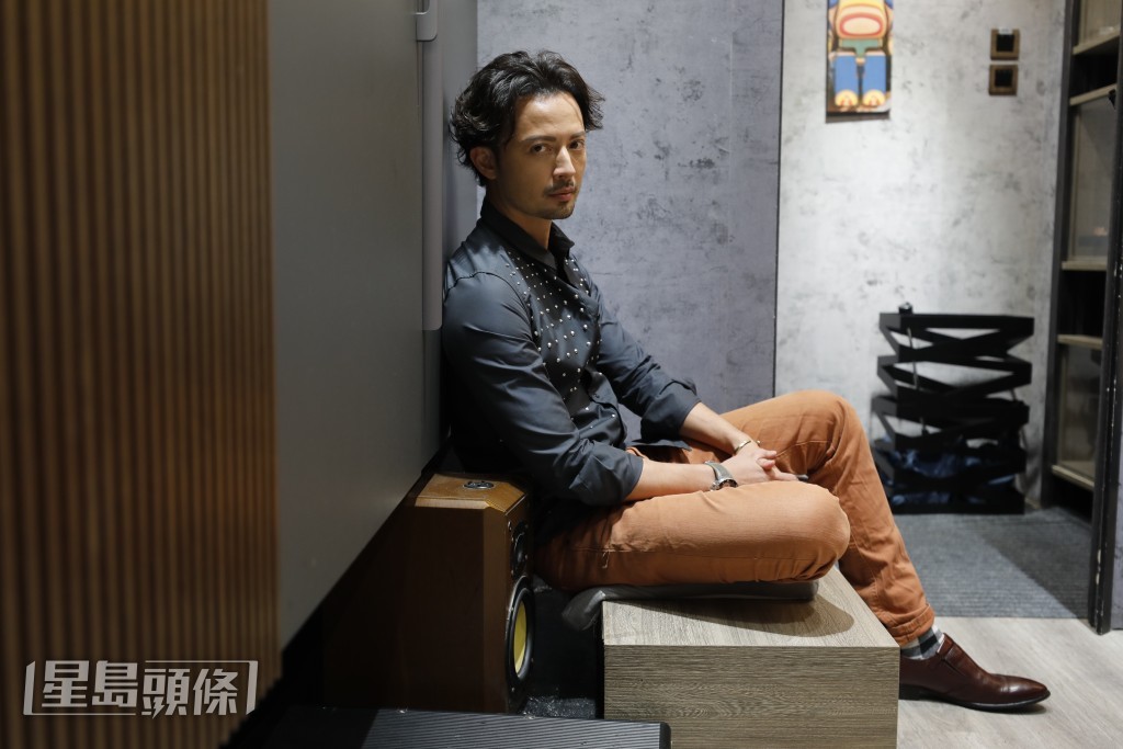 成功入屋的Ronny同為樂隊Mr.結他手,最近和隊友合體出歌及演出。 成功入屋的Ronny同為樂隊Mr.結他手,最近和隊友合體出歌及演出。