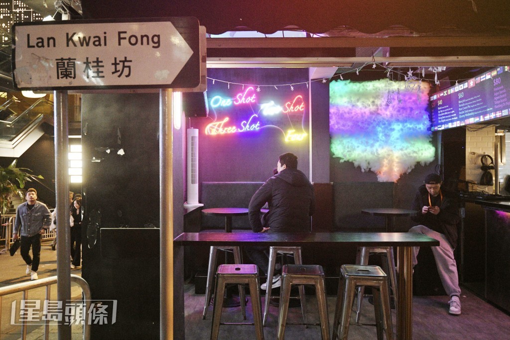 酒吧还未满座。(陈浩元摄)