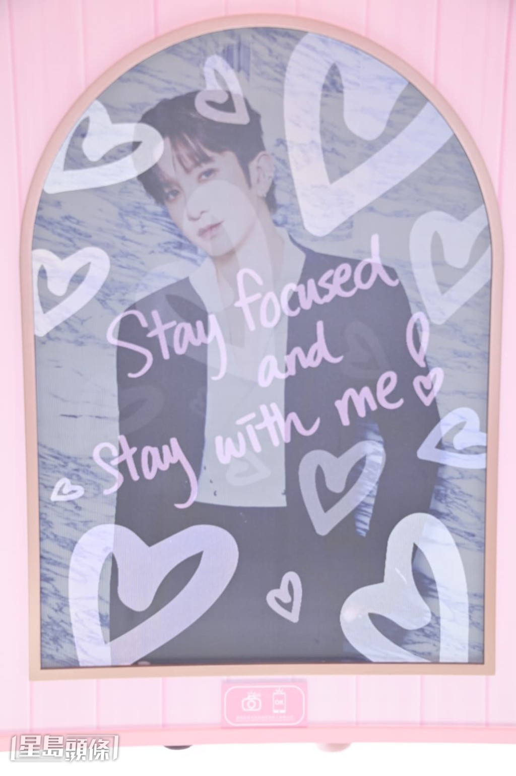 當有閃光燈時，就發現教主在相中寫了「Stay focused and Stay with me」。