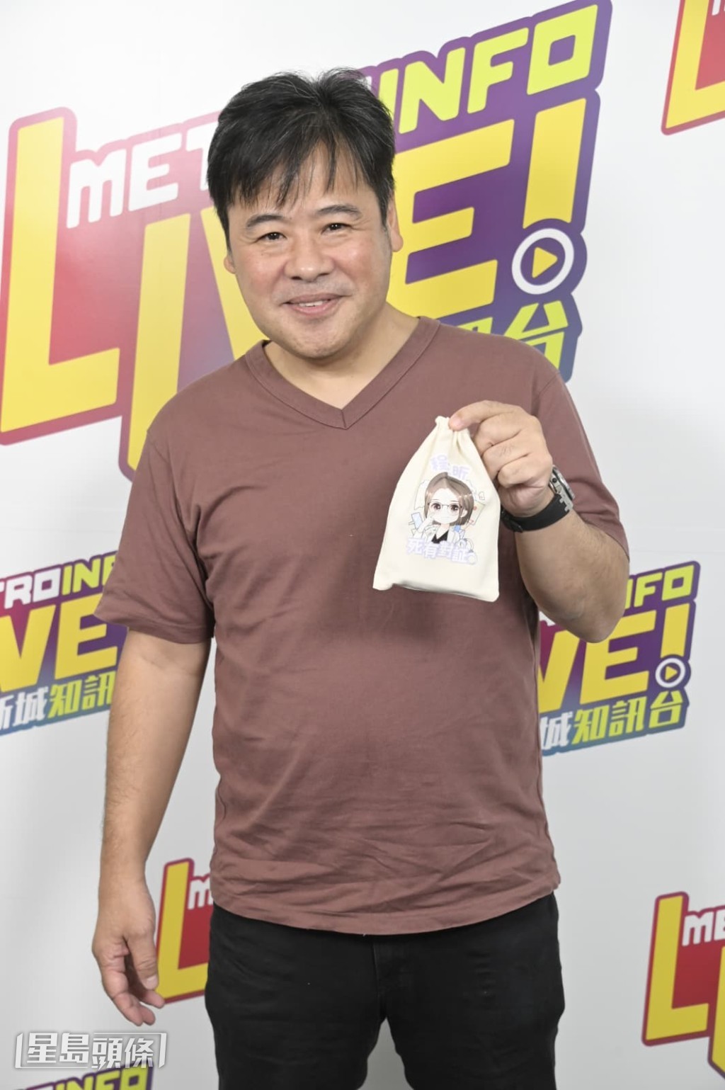 問到韋家雄可睇好陳曉華憑該劇衝擊視后?他表示仍未知名單,但相信她是指日可待。 問到韋家雄可睇好陳曉華憑該劇衝擊視后?他表示仍未知名單,但相信她是指日可待。