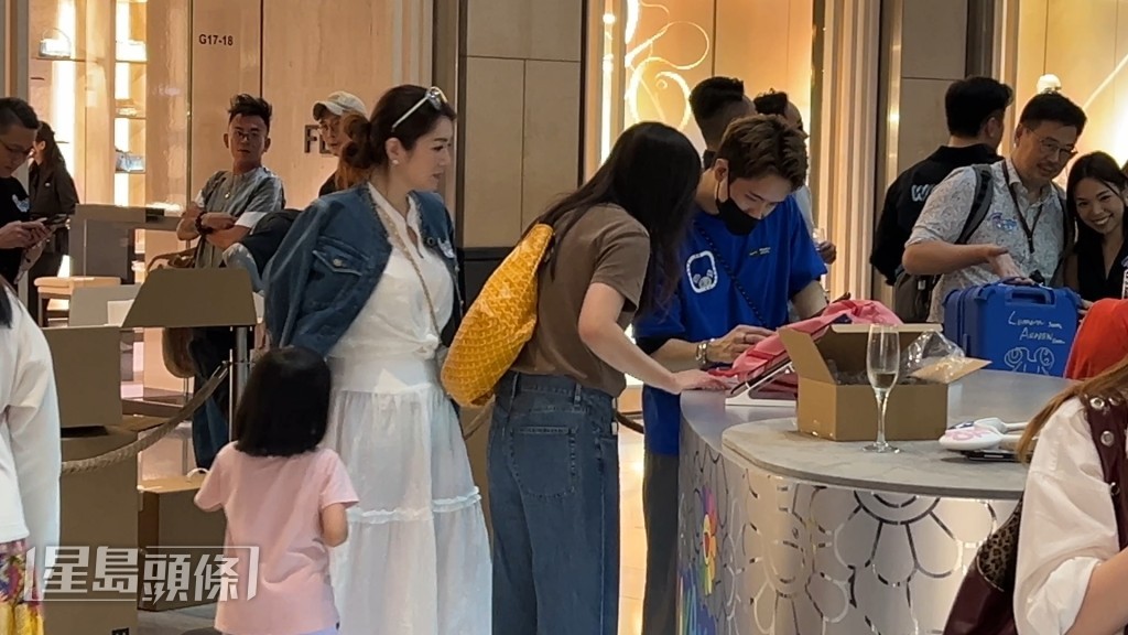 苟姑娘全程拖住小朋友，沒有放手。