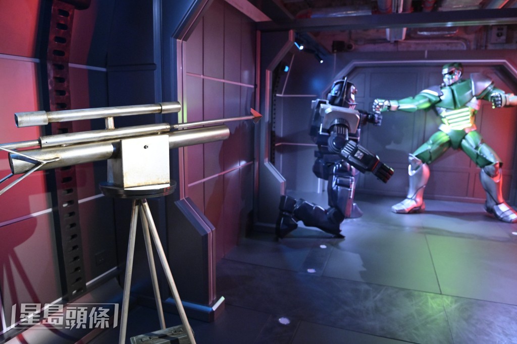  《最佳拍檔⼤顯神通》聯乘《特警新人類2》，兩大機械人正面交鋒，最終放下分歧，槍口對外。