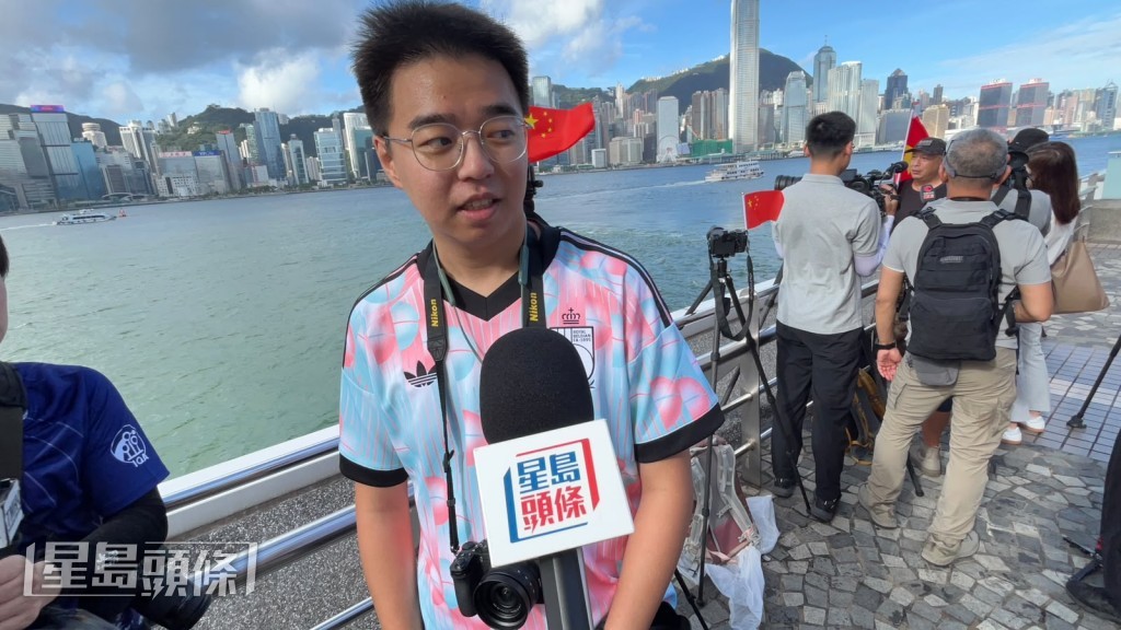 來自廣州的市民高先生帶備相機和腳架,專程來港拍攝軍艦。 來自廣州的市民高先生帶備相機和腳架,專程來港拍攝軍艦。