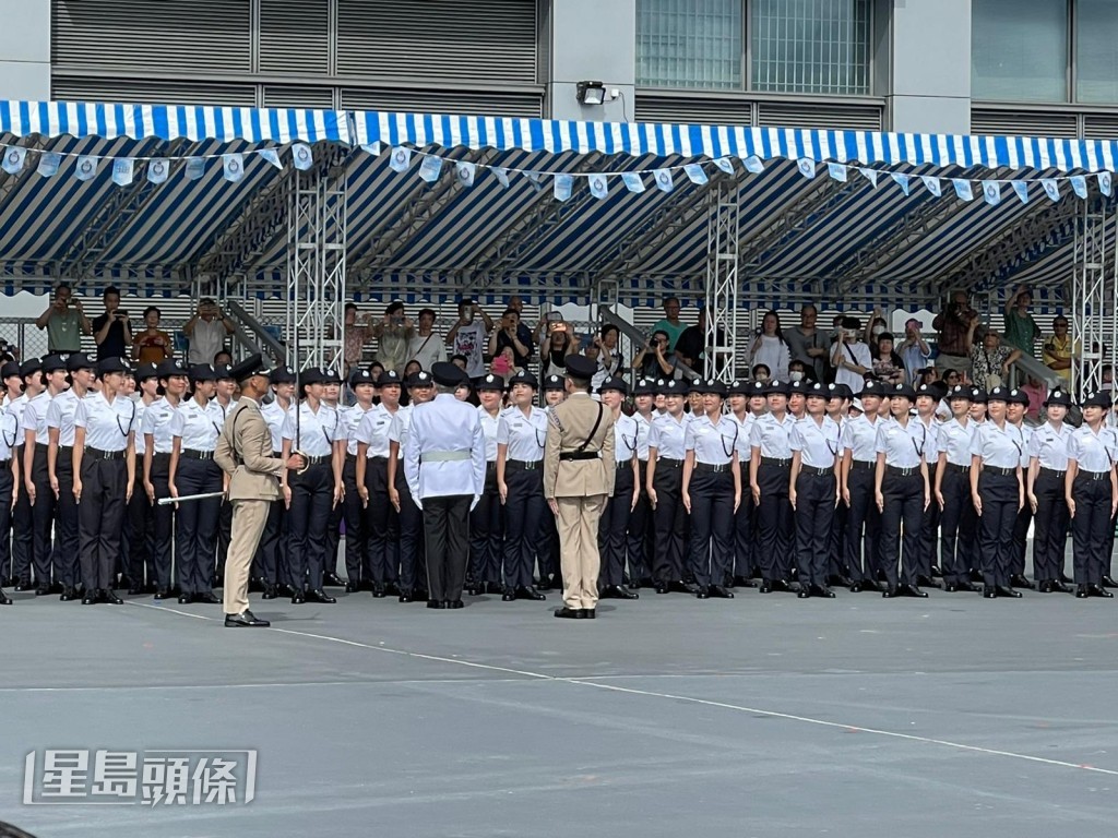 區嘉宏勉勵各結業學員要傳承入境處的優良傳統,盡心盡力服務香港,貢獻國家。 區嘉宏勉勵各結業學員要傳承入境處的優良傳統,盡心盡力服務香港,貢獻國家。