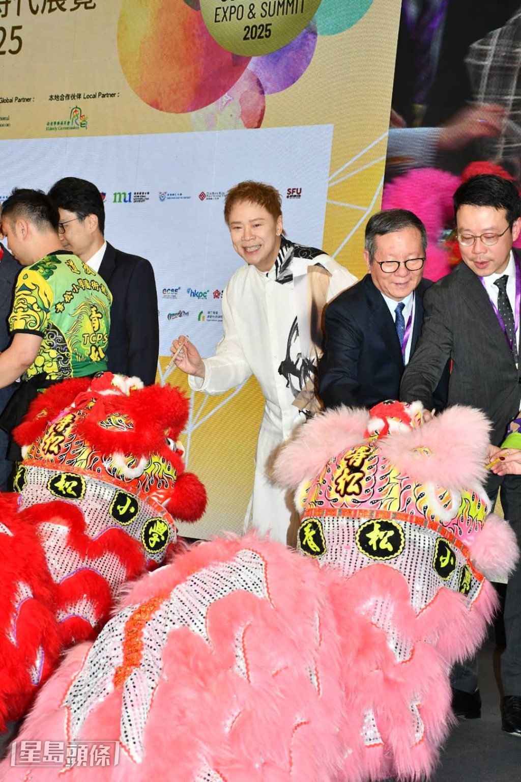 陳志雲以「黃金大師」身份出席及推廣金齡群體潛力活動。 陳志雲以「黃金大師」身份出席及推廣金齡群體潛力活動。