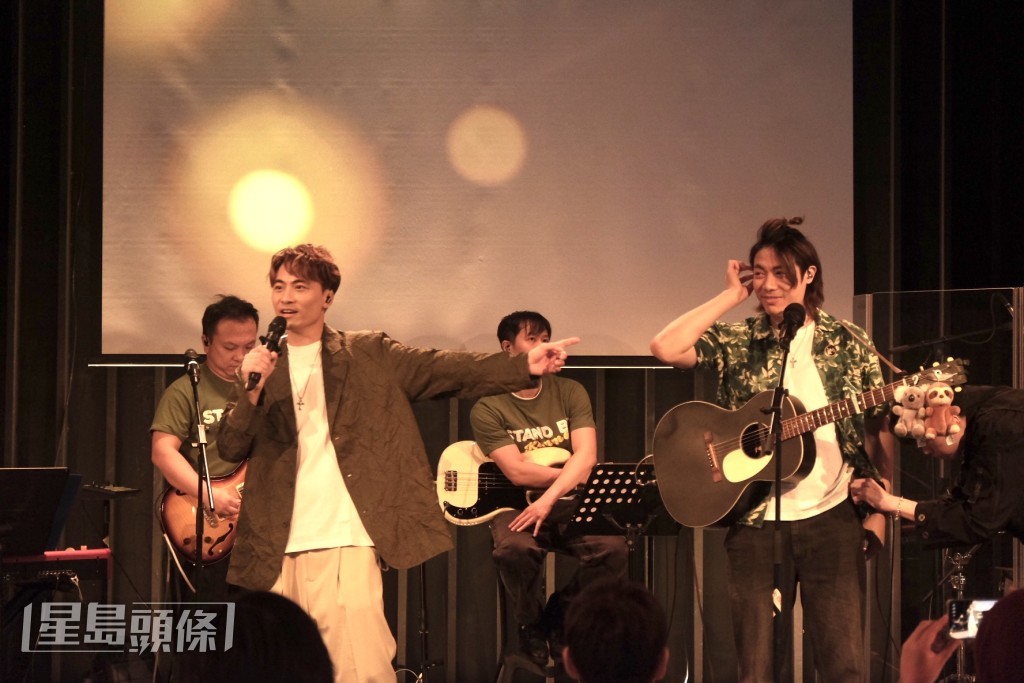 劍文亦請來同樣來自《中年好聲音》劉智衛跟他合唱。 劍文亦請來同樣來自《中年好聲音》劉智衛跟他合唱。