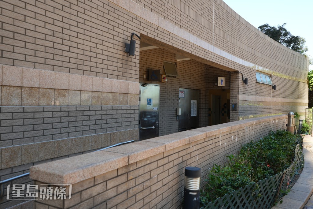 吉席街公廁被評為最急待改善公廁之一。劉駿軒攝 吉席街公廁被評為最急待改善公廁之一。劉駿軒攝