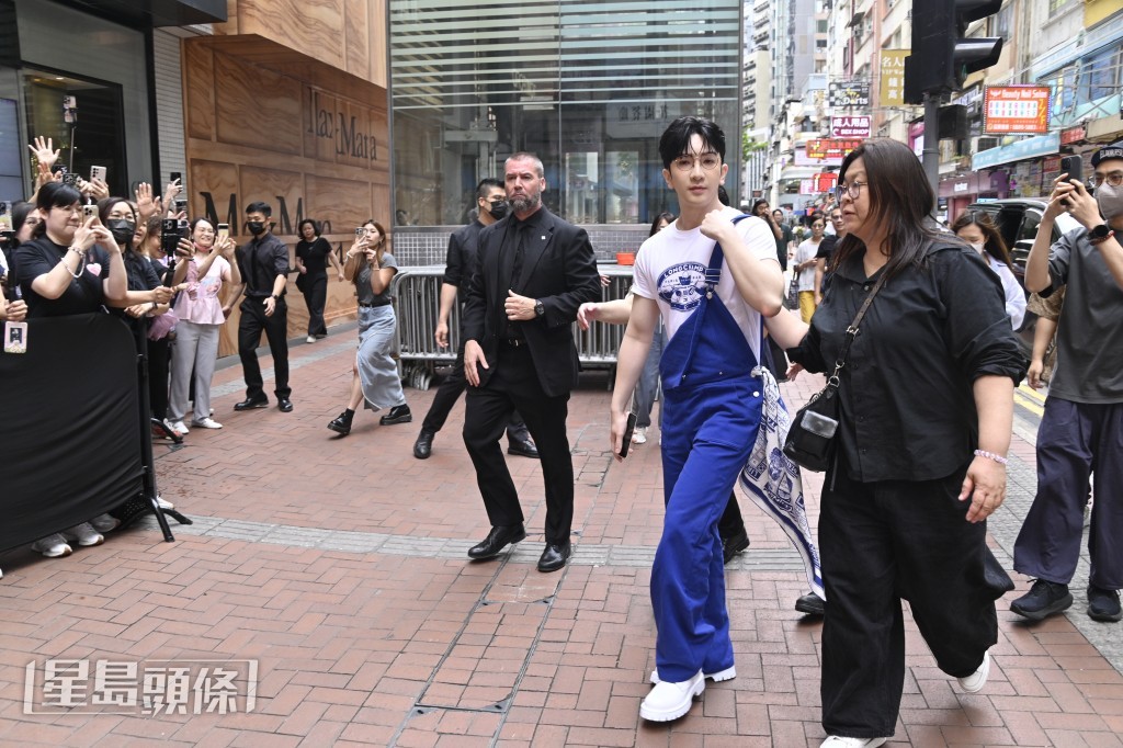 Anson Lo身穿白Tee配襯工人褲現身，好可愛！