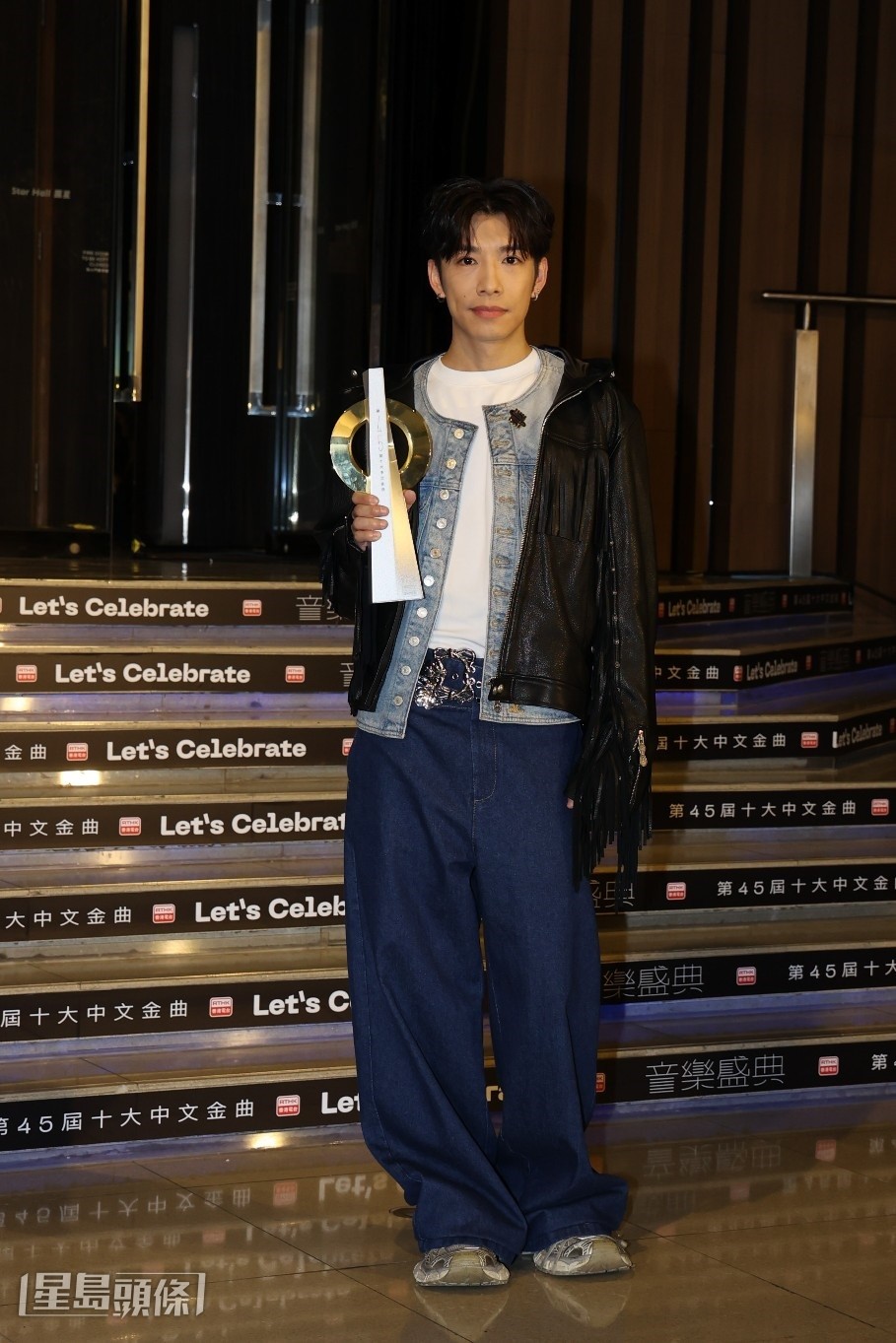 同門歌手洪嘉豪憑《只要你不尷尬》奪得「十大中文金曲獎」。