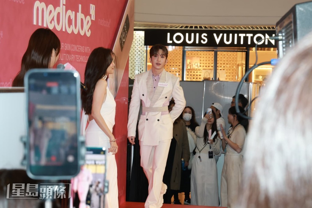 当AL上台现场神徒即时哗声四起，场面墟冚。