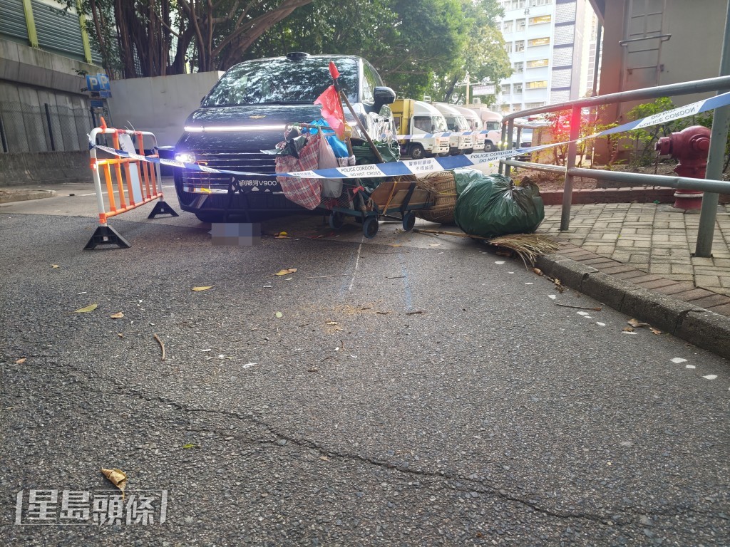 涉事私家車為掛T牌左軚車，車牌位置貼有「吉利銀河V900」字樣。