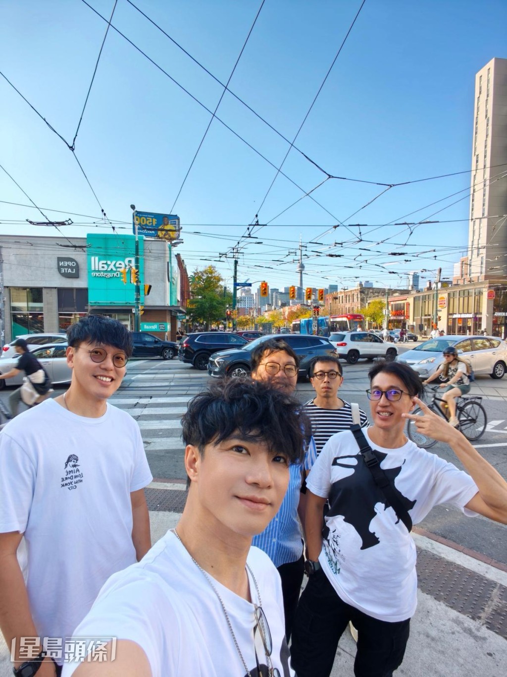 Alan與中學同學會齊齊去族行。