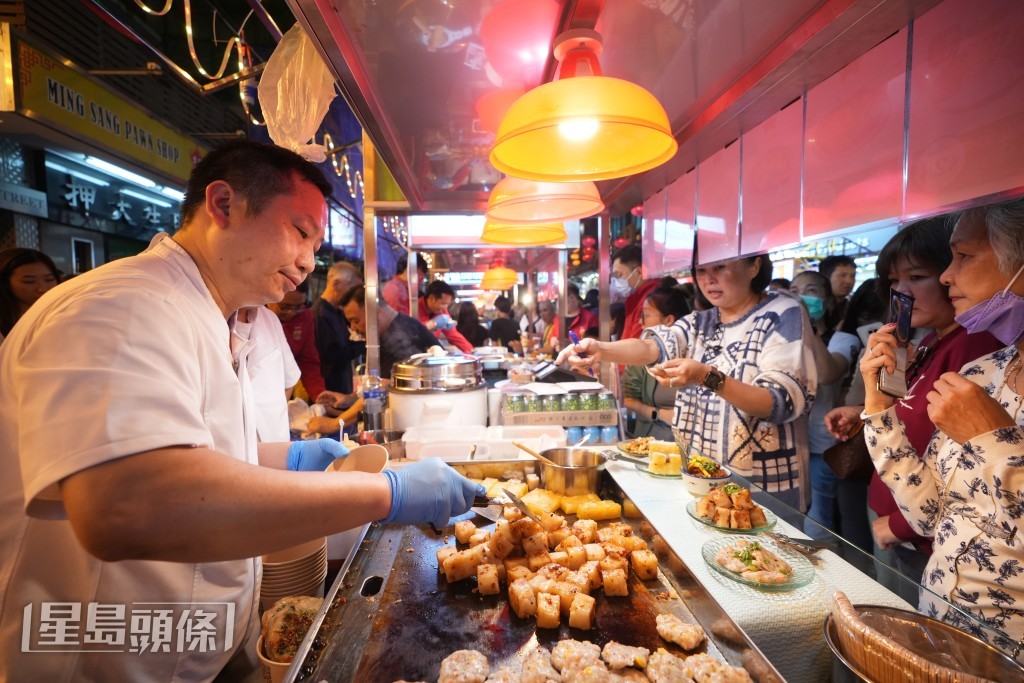 夜市設有22個特色美食攤位及近10個懷舊小食流動攤檔。劉駿軒攝 夜市設有22個特色美食攤位及近10個懷舊小食流動攤檔。劉駿軒攝