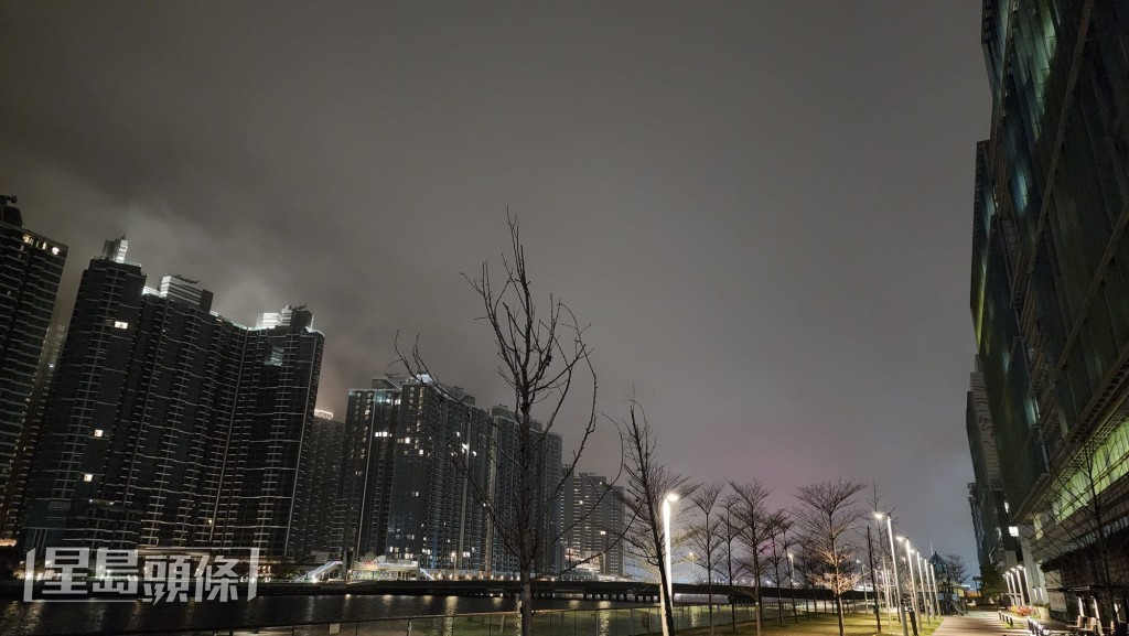 本港地區大致多雲，有幾陣驟雨。黎志偉攝