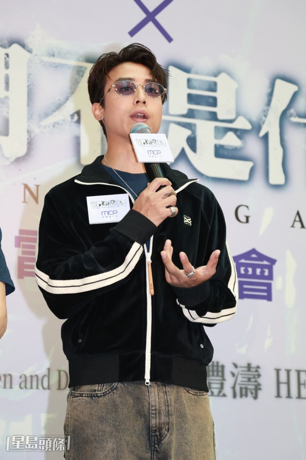 又笑指他們只要不是跟自己一起看就沒所謂。 又笑指他們只要不是跟自己一起看就沒所謂。