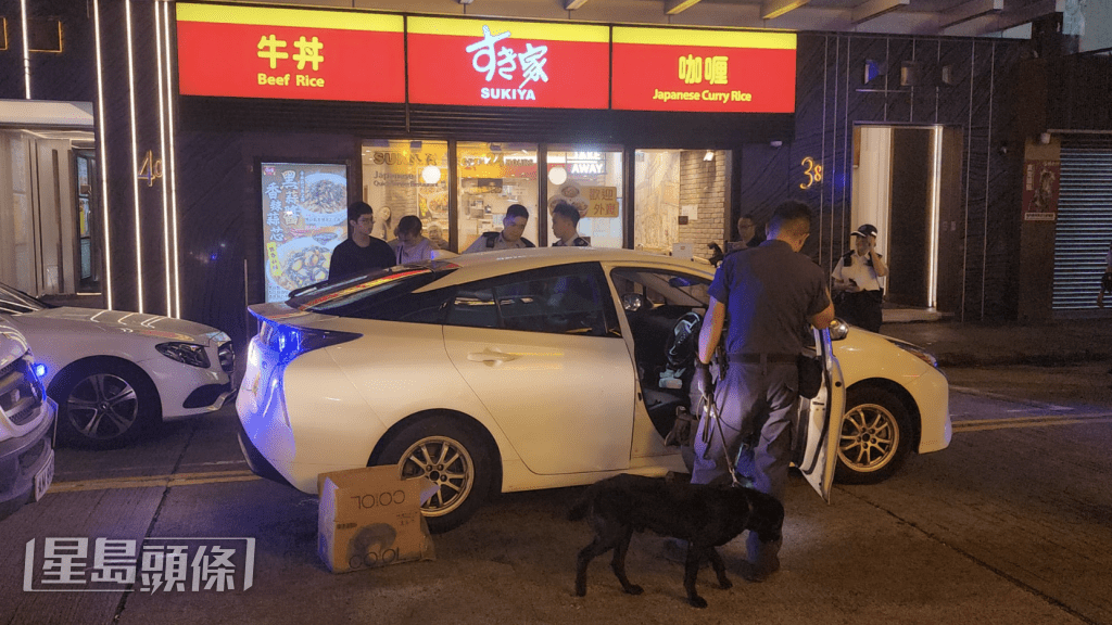 警員隨後奉召警犬到場,協助搜索涉事車輛,但沒有進一步發現。黎志偉攝 警員隨後奉召警犬到場,協助搜索涉事車輛,但沒有進一步發現。黎志偉攝