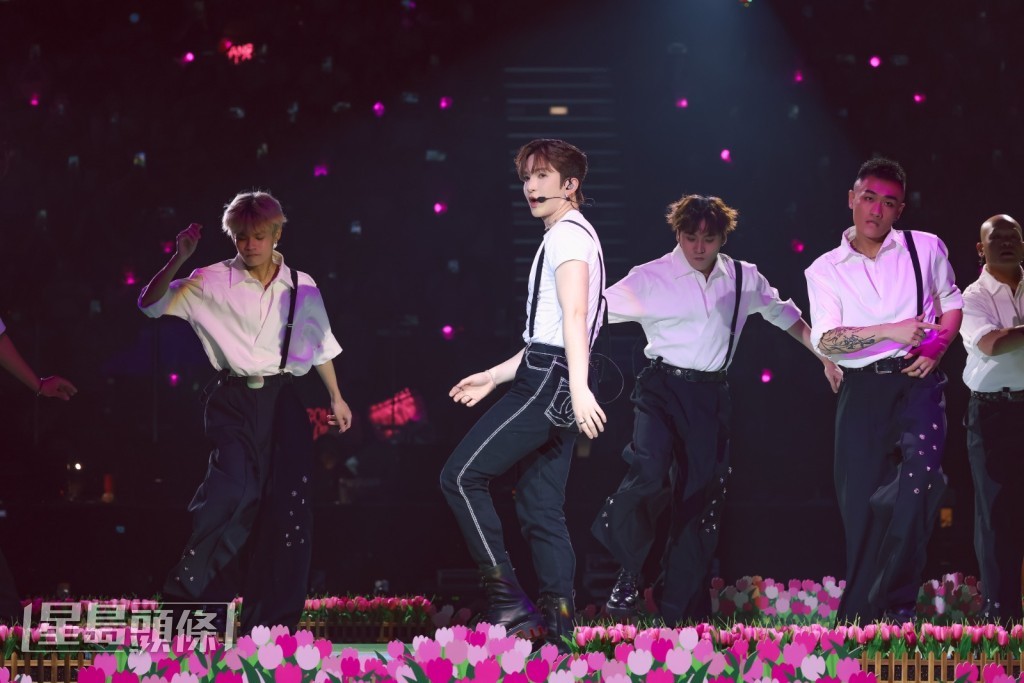教主更带同dancer一齐表演，非常认真。