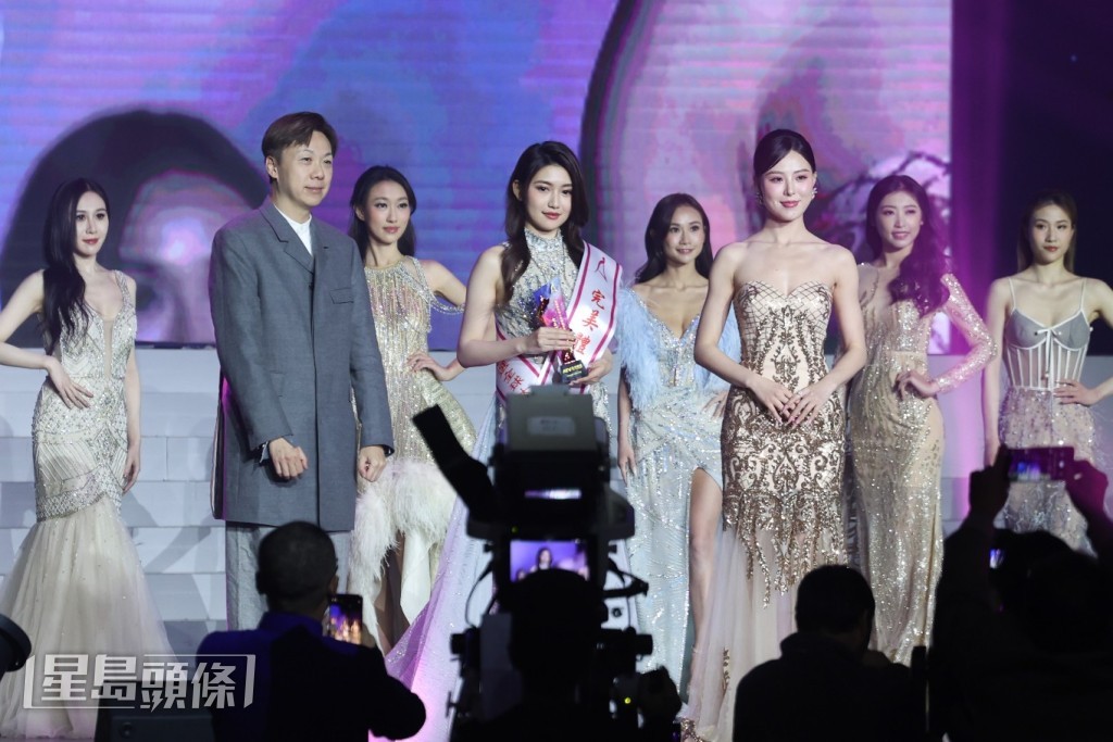 张文婧则再下一城得“完美体态”奖。 张文婧则再下一城得“完美体态”奖。