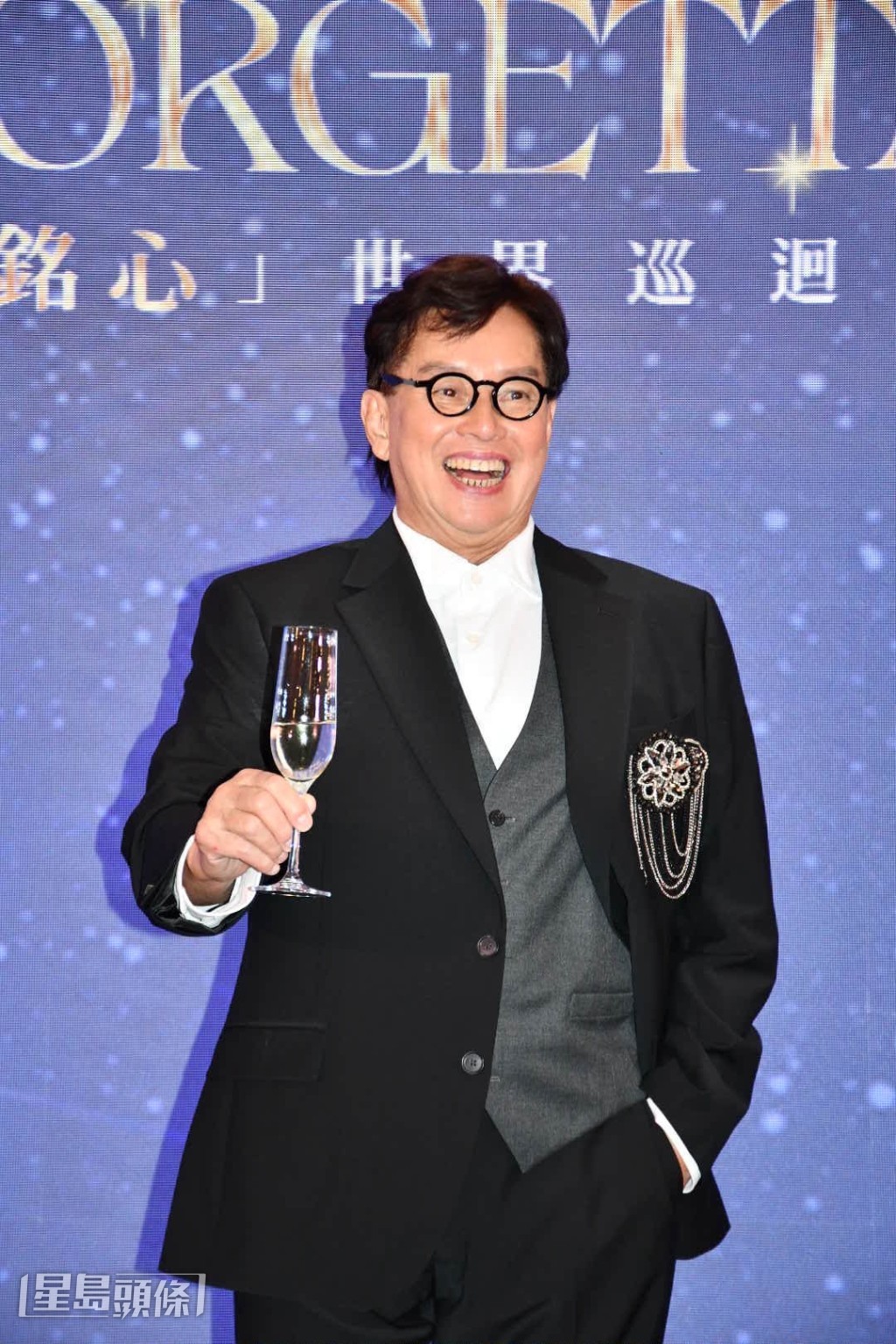譚詠麟跑步險捱撞。